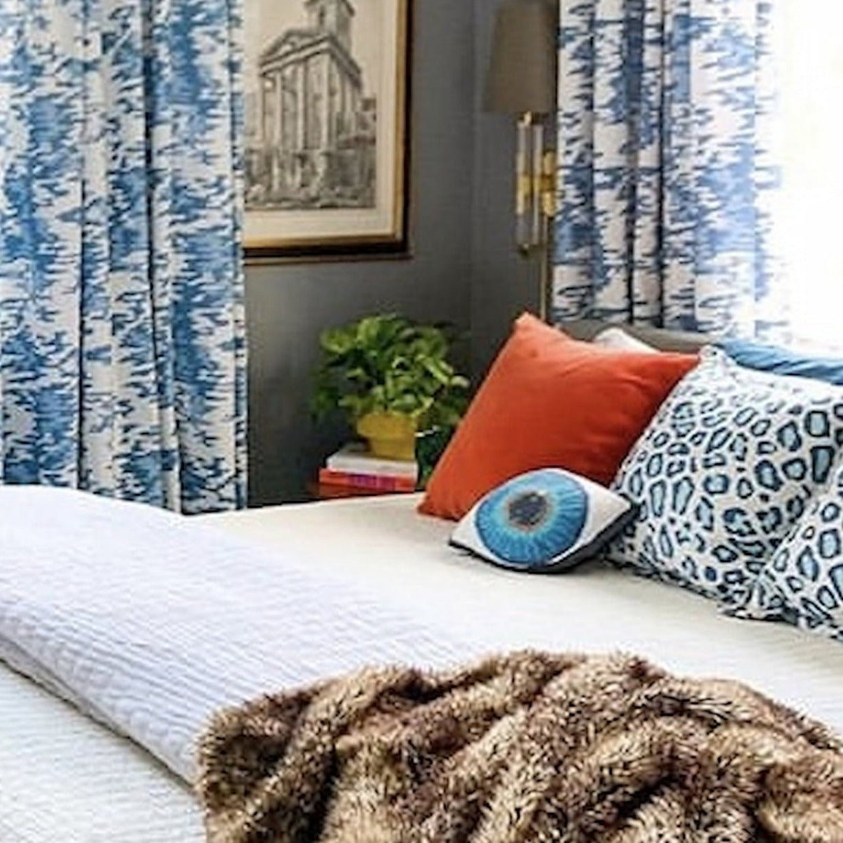 BLUE EYE sculpted organic cotton sateen pillow