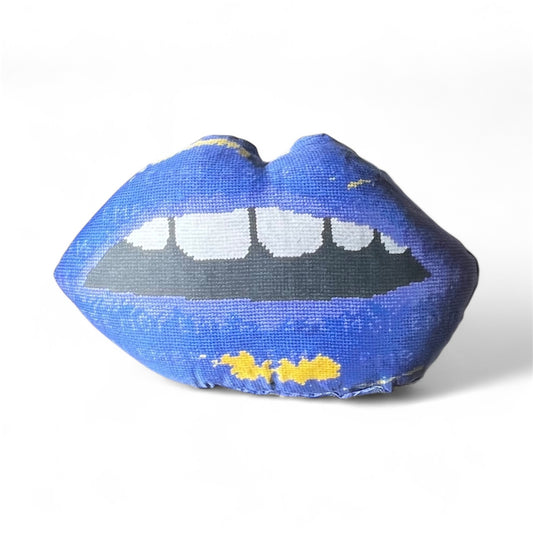 kissed differently blue violet POUTI organic cotton sateen lips