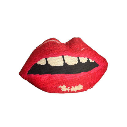 organic cotton sateen EMBRASSE MOI sculpted lips pillow