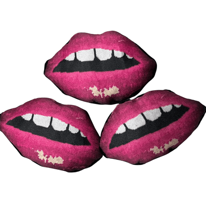 organic French lavender EMBRASSE MOI magenta lips sachets - mommani threads