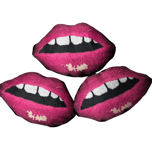 organic French lavender EMBRASSE MOI magenta lips sachets - mommani threads